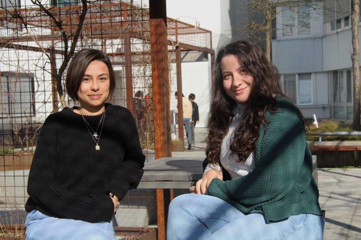 Anna Zolla (links) und Jacqueline Balosetti haben Anfang März ihr halbjähriges Praktikum beim plan:team begonnen. 