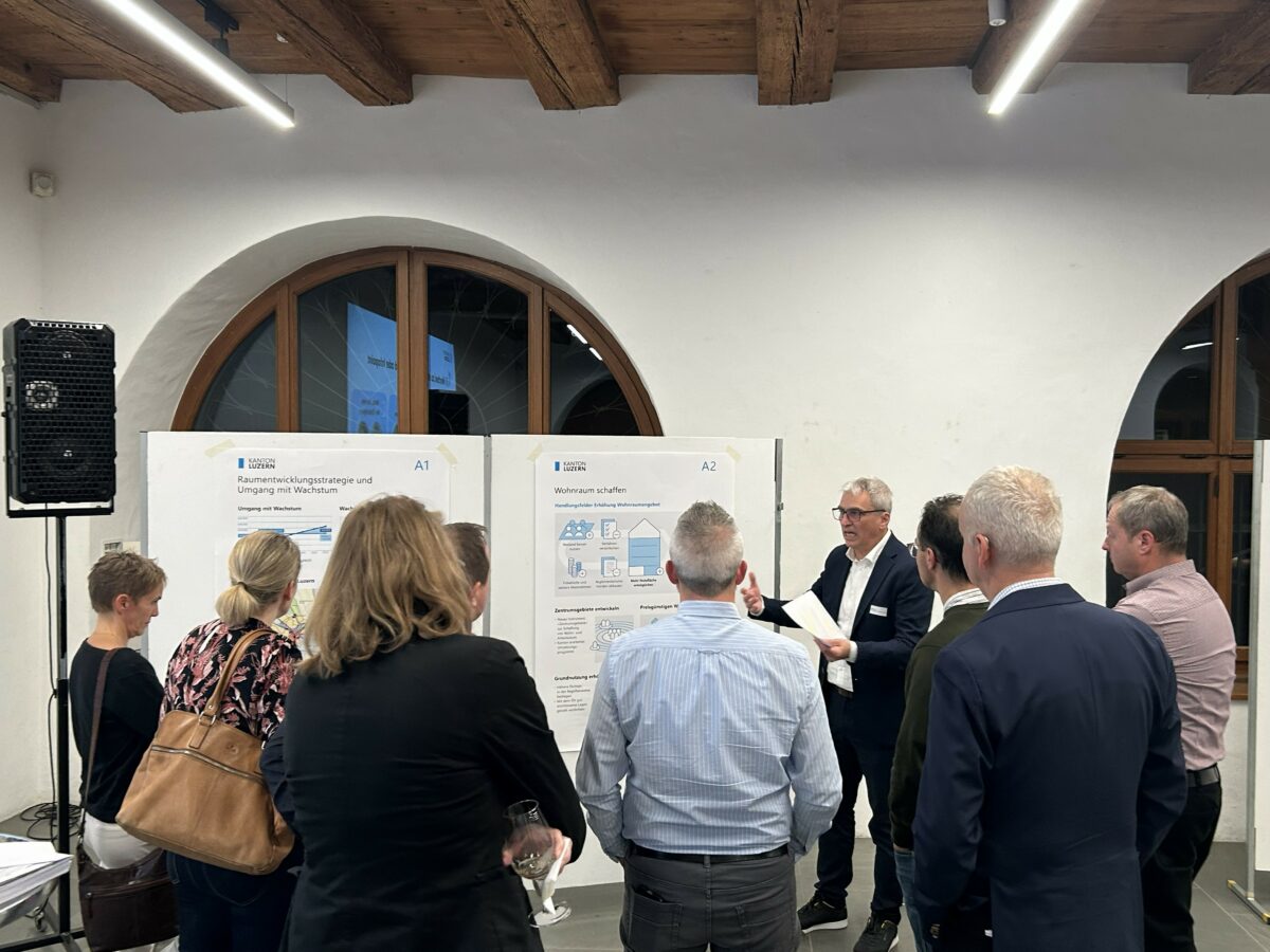 Kantonsplaner Cüneyd Inan erklärt dem interessierten Publikum anlässlich einer Info-Veranstatlung die Neuerung des kantonalen Richtplans.